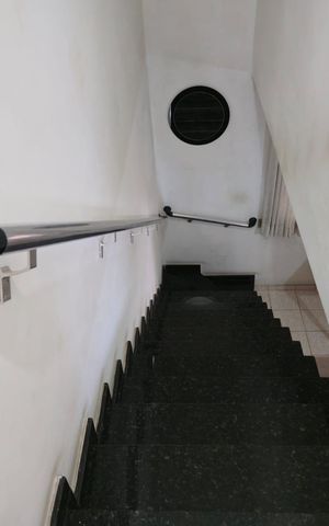 Casa para alugar com 105m², 2 quartos e 2 vagas Casa para alugar com 105m², 2 quartos e 2 vagasEscada acesso aos Quartos