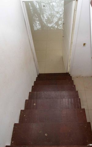 Casa para alugar com 400m², 2 quartos e 6 vagasEscada