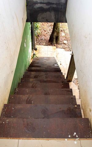 Casa para alugar com 400m², 2 quartos e 6 vagasEscada