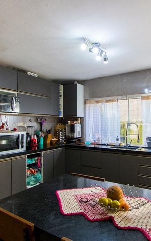 Casa à venda com 175m², 4 quartos e 2 vagas Casa à venda com 175m², 4 quartos e 2 vagasCozinha