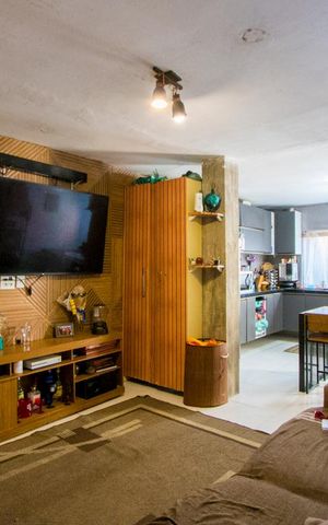 Casa à venda com 175m², 4 quartos e 2 vagas Casa à venda com 175m², 4 quartos e 2 vagasSala