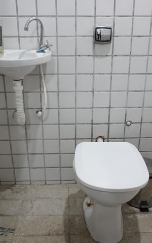 Casa para alugar com 400m², 5 quartos e 4 vagas Casa para alugar com 400m², 5 quartos e 4 vagasÁrea de Serviço - Banheiro da Suíte
