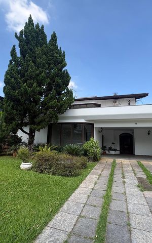 Casa de condomínio para alugar com 560m², 4 quartos e 6 vagas Casa de condomínio para alugar com 560m², 4 quartos e 6 vagasFachada