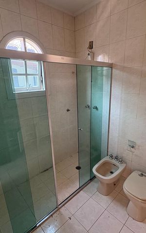 Casa de condomínio para alugar com 560m², 4 quartos e 6 vagas Casa de condomínio para alugar com 560m², 4 quartos e 6 vagasBanheiro