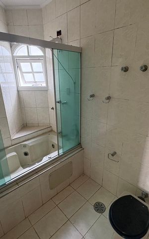 Casa de condomínio para alugar com 560m², 4 quartos e 6 vagas Casa de condomínio para alugar com 560m², 4 quartos e 6 vagasBanheiro