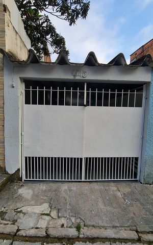 Casa à venda com 100m², 3 quartos e 2 vagas Casa à venda com 100m², 3 quartos e 2 vagasFachada