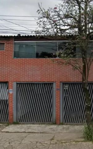 Casa à venda com 210m², 6 quartos e 2 vagas Casa à venda com 210m², 6 quartos e 2 vagasFachada