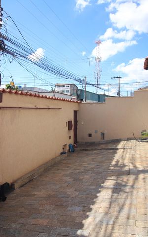 Casa à venda com 320m², 5 quartos e 3 vagasQuintal