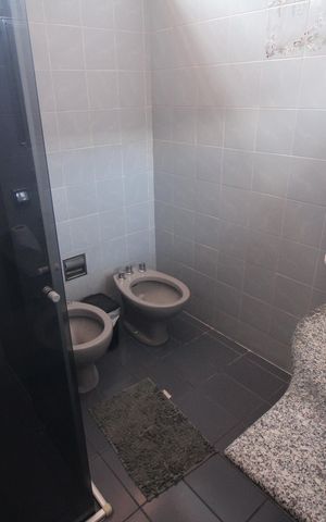 Casa à venda com 320m², 5 quartos e 3 vagasBanheiro 2