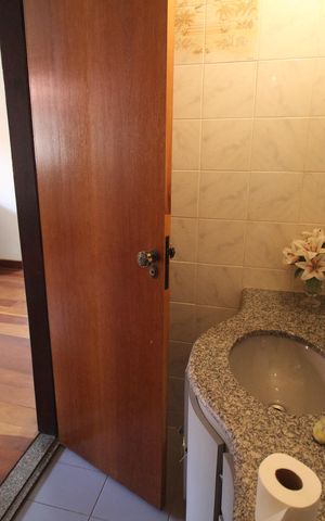 Casa à venda com 320m², 5 quartos e 3 vagasBanheiro 1