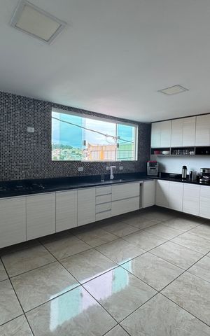 Casa à venda com 250m², 6 quartos e 2 vagas Casa à venda com 250m², 6 quartos e 2 vagasCozinha