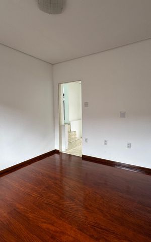 Casa à venda com 250m², 6 quartos e 2 vagas Casa à venda com 250m², 6 quartos e 2 vagasSala