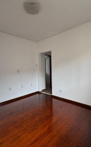 Casa à venda com 250m², 6 quartos e 2 vagas Casa à venda com 250m², 6 quartos e 2 vagasSala