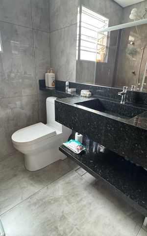 Casa à venda com 250m², 6 quartos e 2 vagas Casa à venda com 250m², 6 quartos e 2 vagasBanheiro