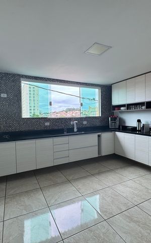 Casa à venda com 250m², 6 quartos e 2 vagas Casa à venda com 250m², 6 quartos e 2 vagasCozinha