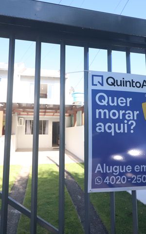Casa à venda com 88m², 2 quartos e 2 vagasFachada com placa