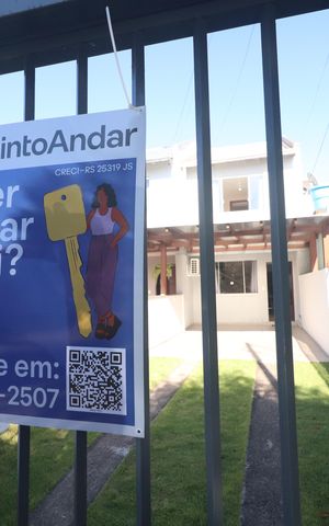 Casa à venda com 88m², 2 quartos e 2 vagasplaca na fachada