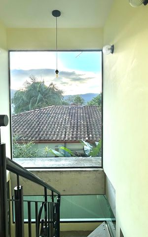 Casa para alugar com 100m², 3 quartos e 2 vagas Casa para alugar com 100m², 3 quartos e 2 vagasEscada