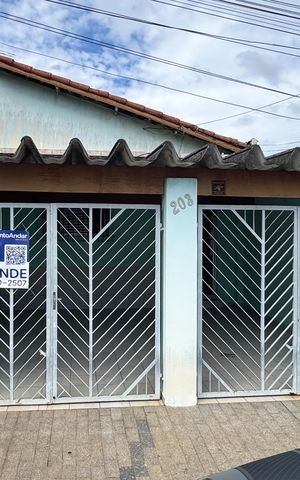 Casa à venda com 160m², 3 quartos e 2 vagas Casa à venda com 160m², 3 quartos e 2 vagasFachada