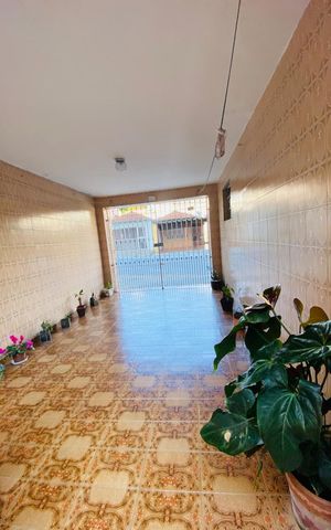 Casa à venda com 150m², 2 quartos e 2 vagas Casa à venda com 150m², 2 quartos e 2 vagasÁrea externa