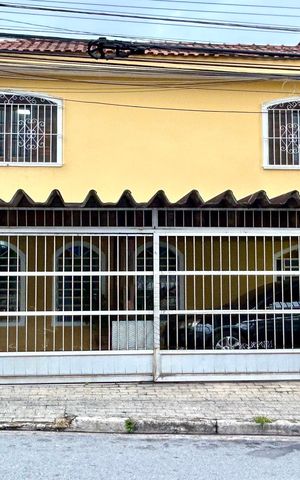 Casa à venda com 165m², 3 quartos e 2 vagasPlaca instalada na fachada do imóvel 
