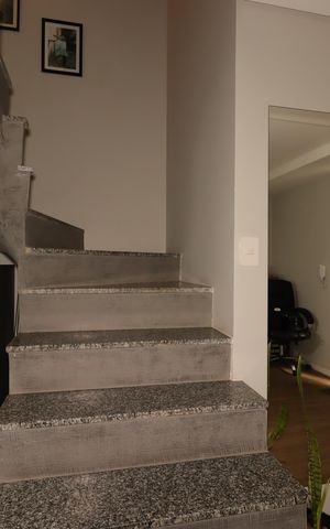 Casa de condomínio à venda com 97m², 2 quartos e 1 vagaEscada para os Quartos