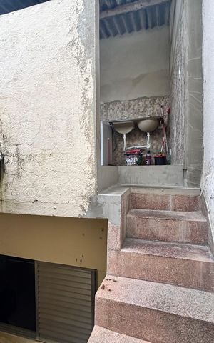 Casa à venda com 100m², 2 quartos e 2 vagasEscada