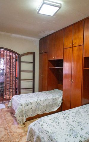 Casa à venda com 293m², 4 quartos e 3 vagas Casa à venda com 293m², 4 quartos e 3 vagasQuarto 3