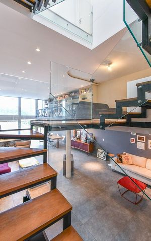 Casa à venda com 400m², 4 quartos e 2 vagas Casa à venda com 400m², 4 quartos e 2 vagasEscada