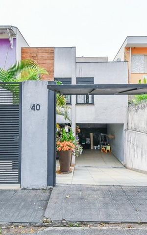 Casa à venda com 400m², 4 quartos e 2 vagas Casa à venda com 400m², 4 quartos e 2 vagasFachada