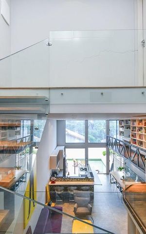 Casa à venda com 400m², 4 quartos e 2 vagas Casa à venda com 400m², 4 quartos e 2 vagasEscada