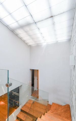 Casa à venda com 400m², 4 quartos e 2 vagas Casa à venda com 400m², 4 quartos e 2 vagasEscada