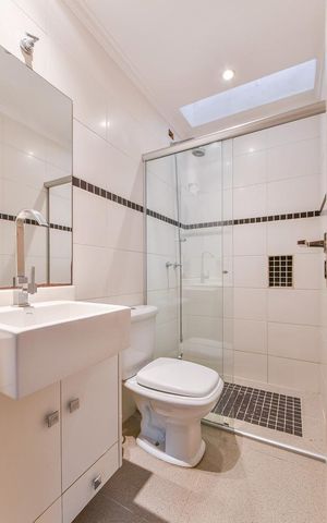 Casa à venda com 400m², 4 quartos e 2 vagas Casa à venda com 400m², 4 quartos e 2 vagasBanheiro