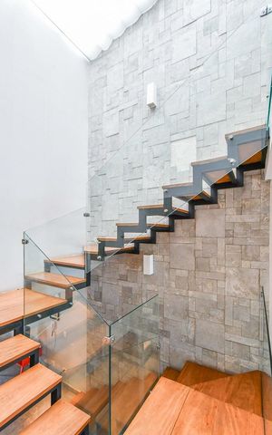 Casa à venda com 400m², 4 quartos e 2 vagas Casa à venda com 400m², 4 quartos e 2 vagasEscada