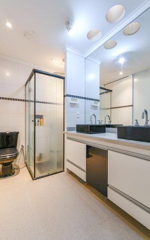 Casa à venda com 400m², 4 quartos e 2 vagas Casa à venda com 400m², 4 quartos e 2 vagasBanheiro