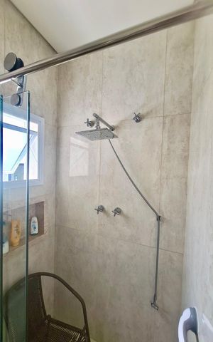 Casa de condomínio à venda com 272m², 4 quartos e 4 vagas Casa de condomínio à venda com 272m², 4 quartos e 4 vagasBanheiro