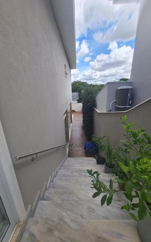 Casa de condomínio à venda com 272m², 4 quartos e 4 vagas Casa de condomínio à venda com 272m², 4 quartos e 4 vagasÁrea externa