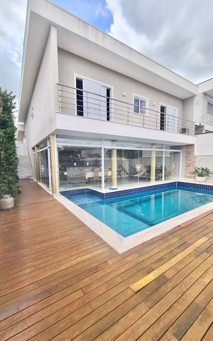 Casa de condomínio à venda com 272m², 4 quartos e 4 vagas Casa de condomínio à venda com 272m², 4 quartos e 4 vagasÁrea externa