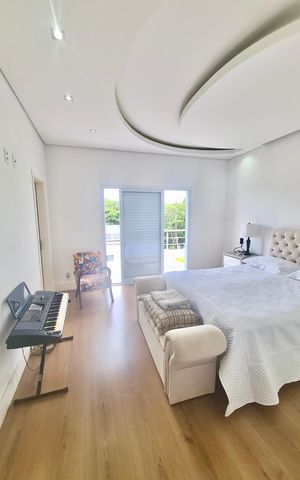 Casa de condomínio à venda com 272m², 4 quartos e 4 vagas Casa de condomínio à venda com 272m², 4 quartos e 4 vagasQuarto