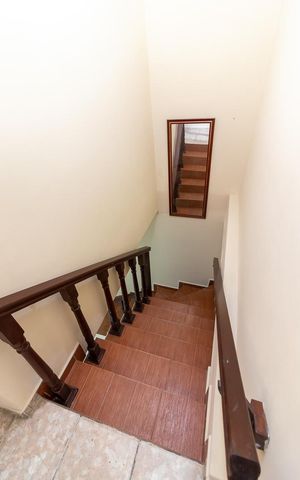 Casa para alugar com 180m², 3 quartos e 2 vagasEscada