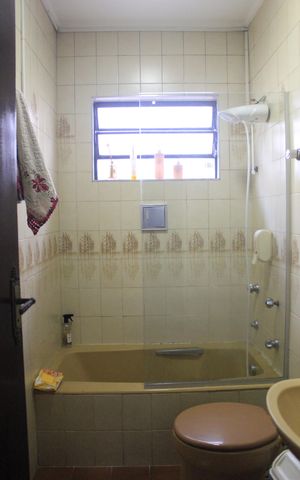 Casa à venda com 250m², 3 quartos e 3 vagasBanheiro social