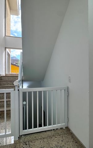 Casa à venda com 600m², 4 quartos e 7 vagas Casa à venda com 600m², 4 quartos e 7 vagasEscada