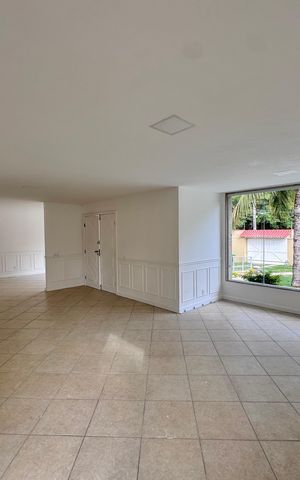 Casa à venda com 600m², 4 quartos e 7 vagas Casa à venda com 600m², 4 quartos e 7 vagasSala
