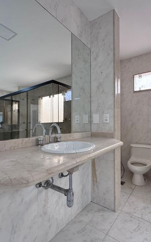 Casa à venda com 600m², 4 quartos e 7 vagas Casa à venda com 600m², 4 quartos e 7 vagasSuíte 1 - Banheiro