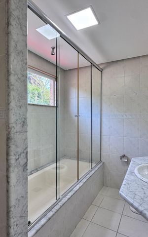 Casa à venda com 600m², 4 quartos e 7 vagas Casa à venda com 600m², 4 quartos e 7 vagasSuíte 2 - Banheiro