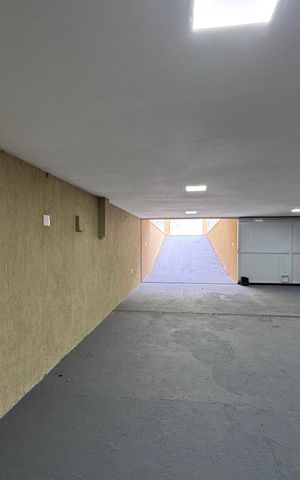 Casa à venda com 600m², 4 quartos e 7 vagas Casa à venda com 600m², 4 quartos e 7 vagasGaragem