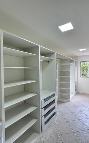 Casa à venda com 600m², 4 quartos e 7 vagas Casa à venda com 600m², 4 quartos e 7 vagasSuíte 1 - Closet