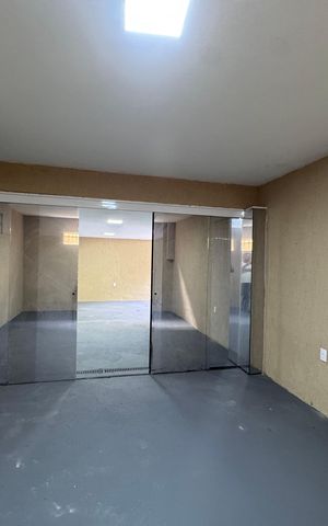 Casa à venda com 600m², 4 quartos e 7 vagas Casa à venda com 600m², 4 quartos e 7 vagasGaragem - Quarto