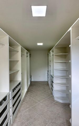 Casa à venda com 600m², 4 quartos e 7 vagas Casa à venda com 600m², 4 quartos e 7 vagasSuíte 1 - Closet