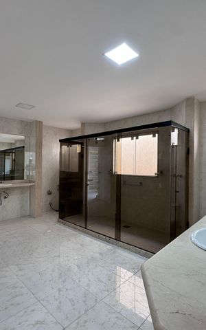 Casa à venda com 600m², 4 quartos e 7 vagas Casa à venda com 600m², 4 quartos e 7 vagasSuíte 1 - Banheiro